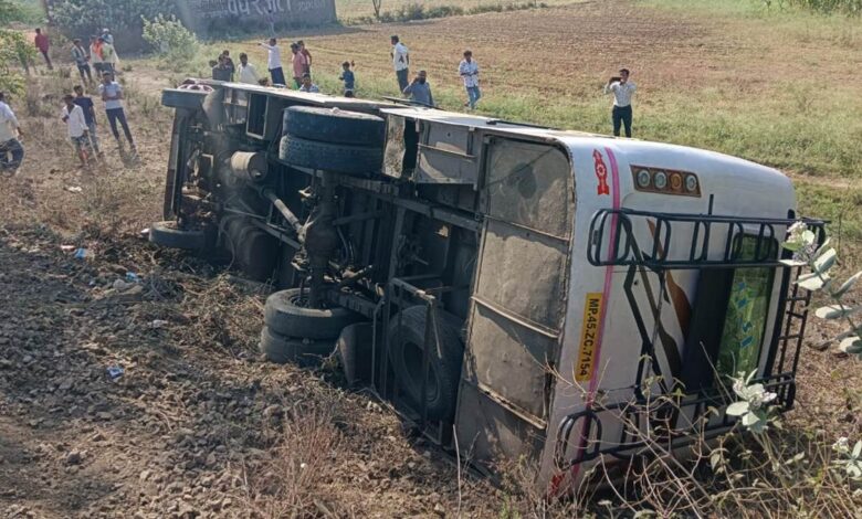 Dhar News :  कुक्षी-आलीराजपुर टोल मार्ग पर बस पलटी, 11 यात्री घायल