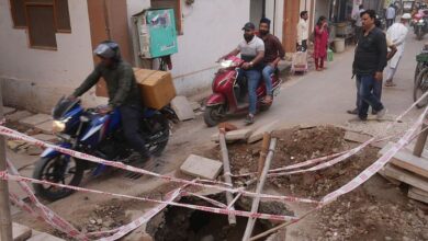 Varanasi: सिगरा के बाद अब मलदहिया में सीएमओ के बंगले के पास धंसी सड़क, एक हफ्ते में हुईं चार घटनाएं