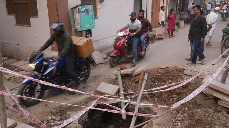 Varanasi: सिगरा के बाद अब मलदहिया में सीएमओ के बंगले के पास धंसी सड़क, एक हफ्ते में हुईं चार घटनाएं