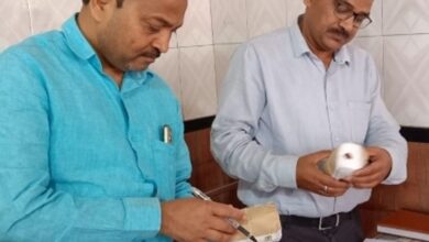 खाद्य विभाग की टीम ने दुकानों पर मारा छापा:  अलग-अलग क्षेत्रों में बिक रहे 150 किलो सामान को नष्ट कराया, दुकानदारों को चेतावनी दी - Bhadohi (Sant Ravidas Nagar) News
