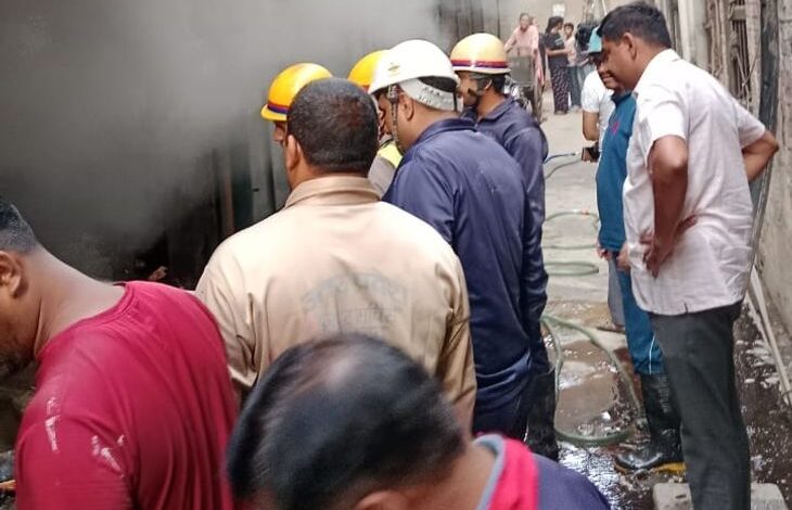 गाजियाबाद में दुकान में लगी आग:  संकरी गली और धुएं के कारण दमकलकर्मियों को हुई परेशानी, कड़ी मशक्कत के बाद पाया काबू - Ghaziabad News