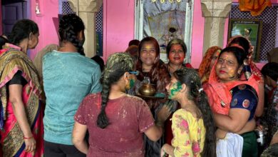 टेसू के फूलों से ठाकुर जी संग खेली होली:  यमुना किनारे स्थापित है 400 साल पुराना मथुराधीश मंदिर, टोलियों में पहुंचती हैं महिलाएं - Agra News