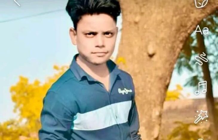 ललितपुर में संदिग्ध परिस्थितियों में युवक की मौत:  पेड़ से लटका मिला शव, 4 भाइयों में तीसरे नंबर का था - Lalitpur News
