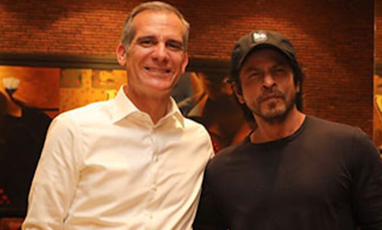 '... वो पल जब अमेरिकी दूतावास के कर्मचारी हुए क्रेजी', बहुत कुछ कहती है एरिक गार्सेटी के साथ SRK की ये तस्वीर