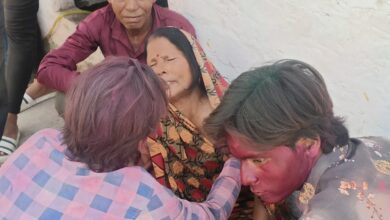 होली खेलते समय विवाद में युवक की हत्या:  पत्थर से पीटकर युवक को मार डाला, क्षेत्र में तनाव, कई थानों का फोर्स तैनात - Agra News