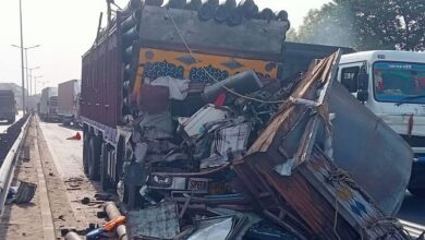 UP: खड़े ट्रेलर में ट्रक की भीषण टक्कर, अंदर फंसे चालक की तड़पकर मौत; वाहन काटकर निकाली गई लाश