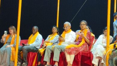 Varanasi: 20 देशों के राजदूतों ने बाबा दरबार में नवाया शीश, गंगा आरती देख हुए मंत्रमुग्ध