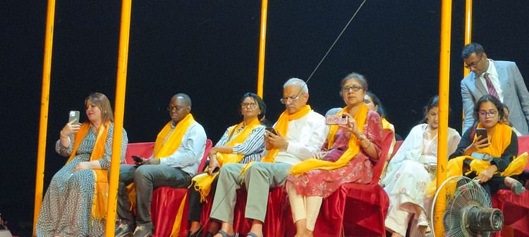 Varanasi: 20 देशों के राजदूतों ने बाबा दरबार में नवाया शीश, गंगा आरती देख हुए मंत्रमुग्ध