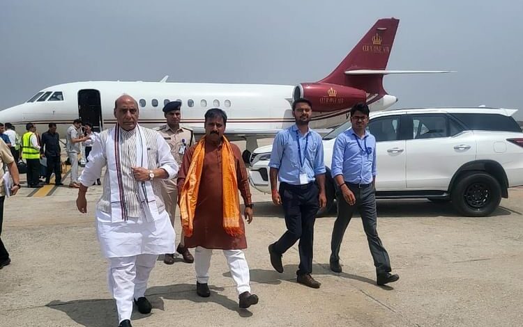 Varanasi: बाबतपुर एयरपोर्ट पहुंचे केंद्रीय रक्षा मंत्री राजनाथ सिंह, भाजपा नेताओं ने किया स्वागत