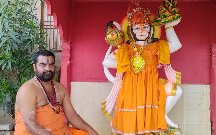 Varanasi: हनुमान जन्मोत्सव पर निकली भव्य शोभायात्रा, सम्पतकुमाराचार्यजी बोले- मनोकामनाएं पूर्ण करते हैं प्रभु