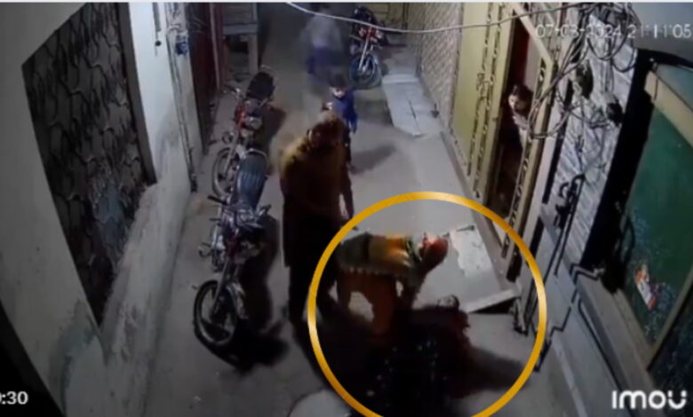 चिकन में कम डाला था मसाला, महिला को बिल्डिंग से फेंका.. पाकिस्तान के लाहौर का खतरनाक वीडियो वायरल