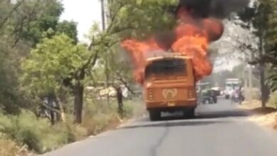 जालौन में चलती बस में लगी आग, VIDEO:  फ्यूल पंप फटने से हुआ हादसा, चालक और परिचालक ने कूदकर बचाई जान - Jalaun News