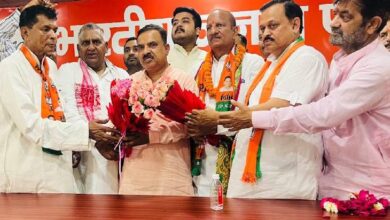 सपा के संस्थापक सदस्य भाजपा में शामिल:  कांग्रेस के PCC सदस्य गणेश दीक्षित ने भी छोड़ी पार्टी; क्षेत्रीय अध्यक्ष व सांसद ने पार्टी कराई ज्वाइन - Kanpur News
