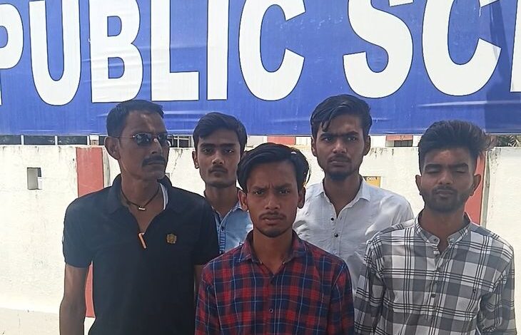 स्कूल पर छात्रों ने जानबूझकर फेल करने का लगाया आरोप:  बलरामपुर का मामला, बोले- अध्यापक ने पास करने के मांगे थे पैसे, कॉपी रीचेक करने की मांग - Balrampur News