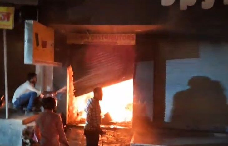 ​​​​​​​गाजीपुर में शार्ट सर्किट से दुकान में लगी आग:  इलेक्ट्रॉनिक का रखा लाखों रुपए का सामान जलकर राख, फायर ब्रिगेड ने पाया काबू - Ghazipur News