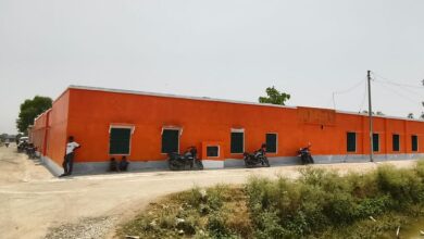 UP: यूपी के इस गांव में भगवा रंग से रंगवा दिया विद्यालय भवन, बीएसए ने दिया कार्रवाई का आदेश