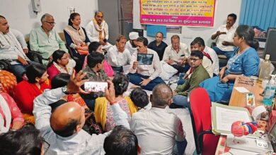 Varanasi News: डॉ. ओम शंकर के समर्थन में 21 छात्रों का सामूहिक उपवास, बोले- खुलवा कर रहेंगे ‘डिजिटल लॉक’