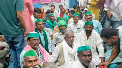 Varanasi News: भाकियू ने प्रो. ओमशंकर का किया समर्थन, 24 घंटे का अल्टीमेटम; किसानों ने कुलपति को दिया ज्ञापन
