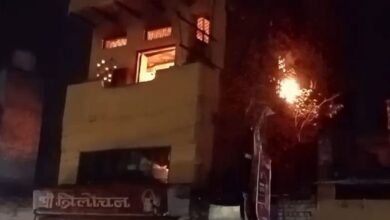 Varanasi News: मिठाई की दुकान में लगी भीषण आग, इस्तेमाल हो रहा था घरेलू सिलेंडर; मशक्कत के बाद पाया काबू