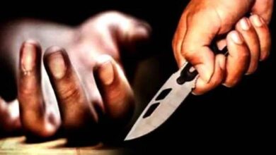 Jabalpur Crime : मामूली कहासुनी पर चाकूबाजी, कांच की बोतल फोड़कर युवक के पेट में घोंप दी
