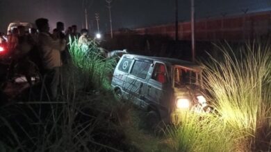 कानपुर में नशेबाजों ने दौड़ई वैन:  भैंस को टक्कर मारते हुए खाई में जा घुसे, मौके पर भैंस की मौत, तीन लोग घायल - Kanpur News