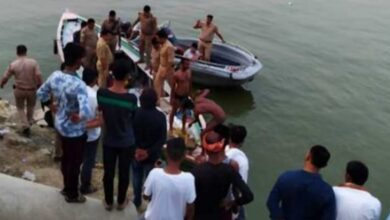 वाराणसी के हनुमान घाट पर अंतिम-संस्कार में आया युवक डूबा:  चिता जलने के बाद रिश्तेदारों के साथ नहाते समय डूबा, जलपुलिस-गोताखोर तलाश में जुटे - Varanasi News