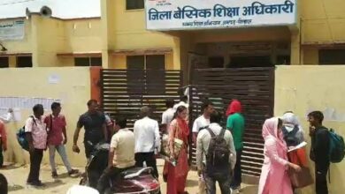 सीतापुर में 5 शिक्षिकाओं की सेवा समाप्ति का अनुमोदन:  अनुपस्थित होने पर बीएसए ने की कार्रवाई, नोटिस का नहीं दिया था जवाब - Sitapur News