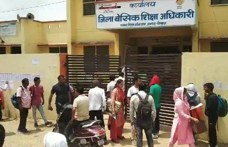 सीतापुर में 5 शिक्षिकाओं की सेवा समाप्ति का अनुमोदन:  अनुपस्थित होने पर बीएसए ने की कार्रवाई, नोटिस का नहीं दिया था जवाब - Sitapur News